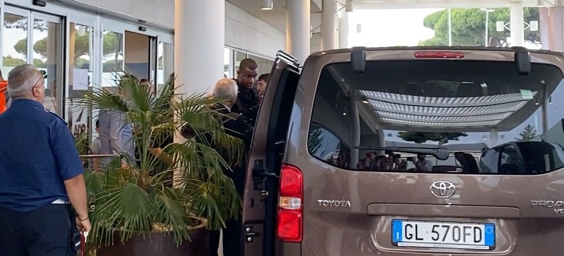 romaclubnyc's tweet image. Ce la ricordavamo diversa Milano Malpensa. #Ndicka