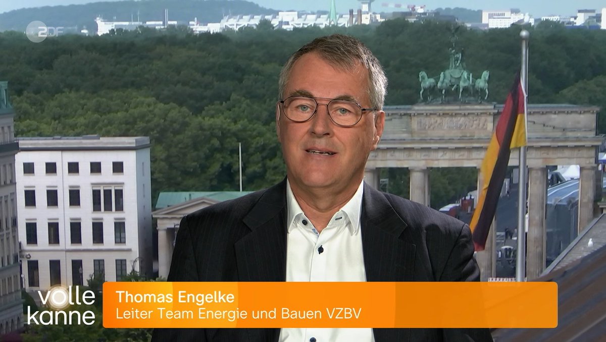 #Fernwärme kann eine Alternative zu Öl & Gas sein, sagt @_thomasengelke vom @vzbv in ZDF #VolleKanne. Voraussetzung für einen Ausbau ist allerdings eine Stärkung der Verbraucherrechte.
--> zdf.de/gesellschaft/v…