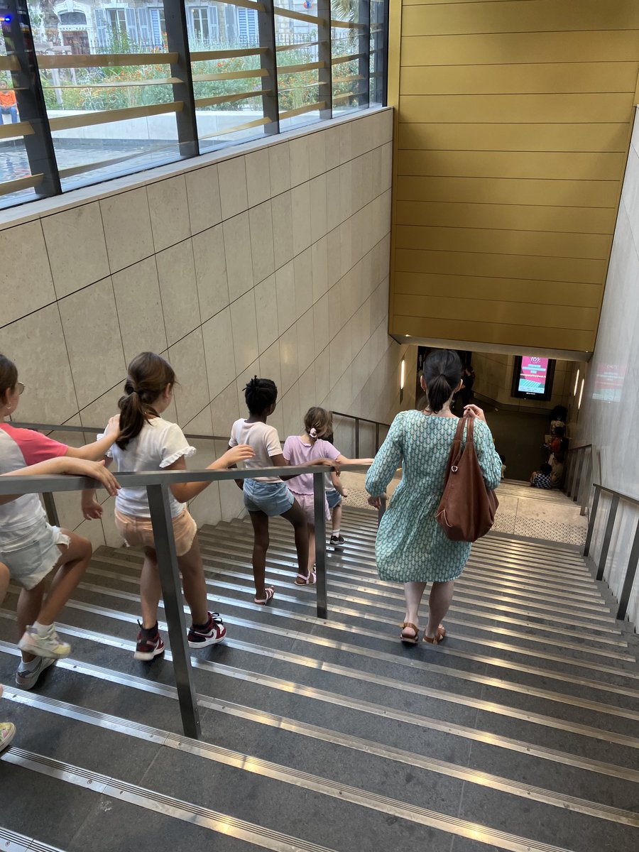600 enfants de l’école Rothschild évacués et mis à l’abris dans la station de Tram Durandy depuis la fin de matinée après une odeur suspecte de Gaz à proximité de leur établissement #Nice06 la ville de Nice leur a apporté leur repas sur place.