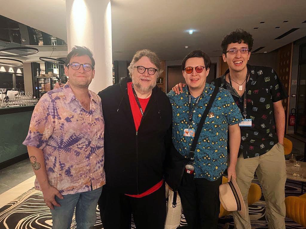 ¡Gracias, Maestro! Ayer pasamos siete horas cenando con <a href="/RealGDT/">Guillermo del Toro</a>. Fue una espectacular Master Class de animación, cine, producción y, por supuesto, de la vida misma. Gracias a su compromiso y ayuda, #Frankelda y el príncipe de los sustos es una película más real que lo real.