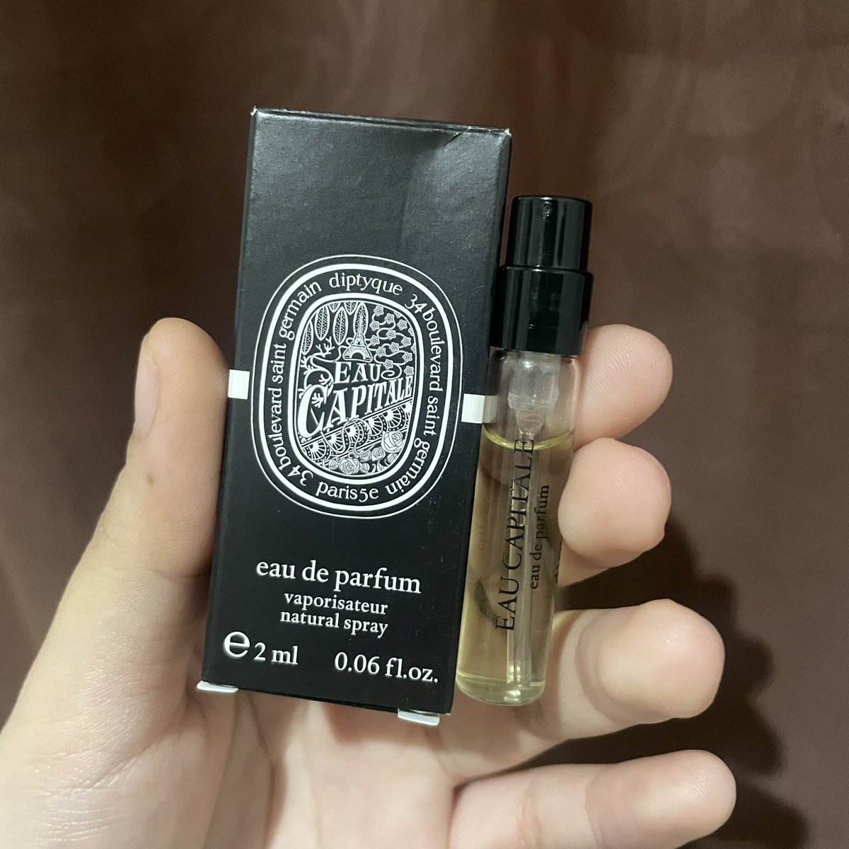bought a 2ml sample of diptyque eau capitale to smell it! hahahaha amoy siyang pang lalaki talaga pero powdery 😭😭😭 rose yung top note but it’s not as flowery as i thought it would be maybe bc of the woody note din and it’s not that citrusy din 😭😭😭 crazy