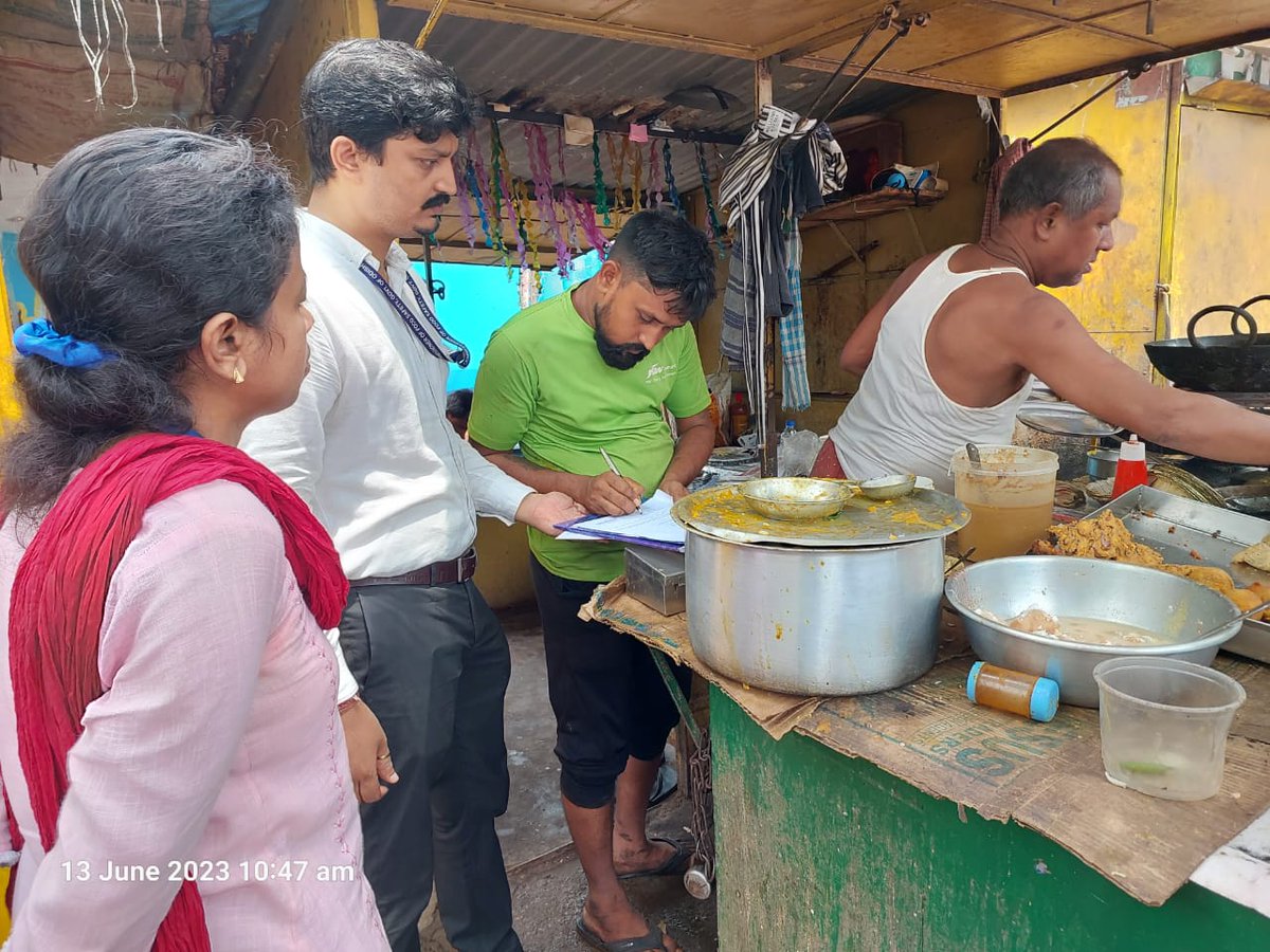 Team BMC continues it's drive to check #foodquality. 
Checking at Food vending zones near Appollo hospital. 
Stale food were destroyed on spot. Food samples are taken for lab analysis. Notice served to obtain license & not keep food items without any packaging information.