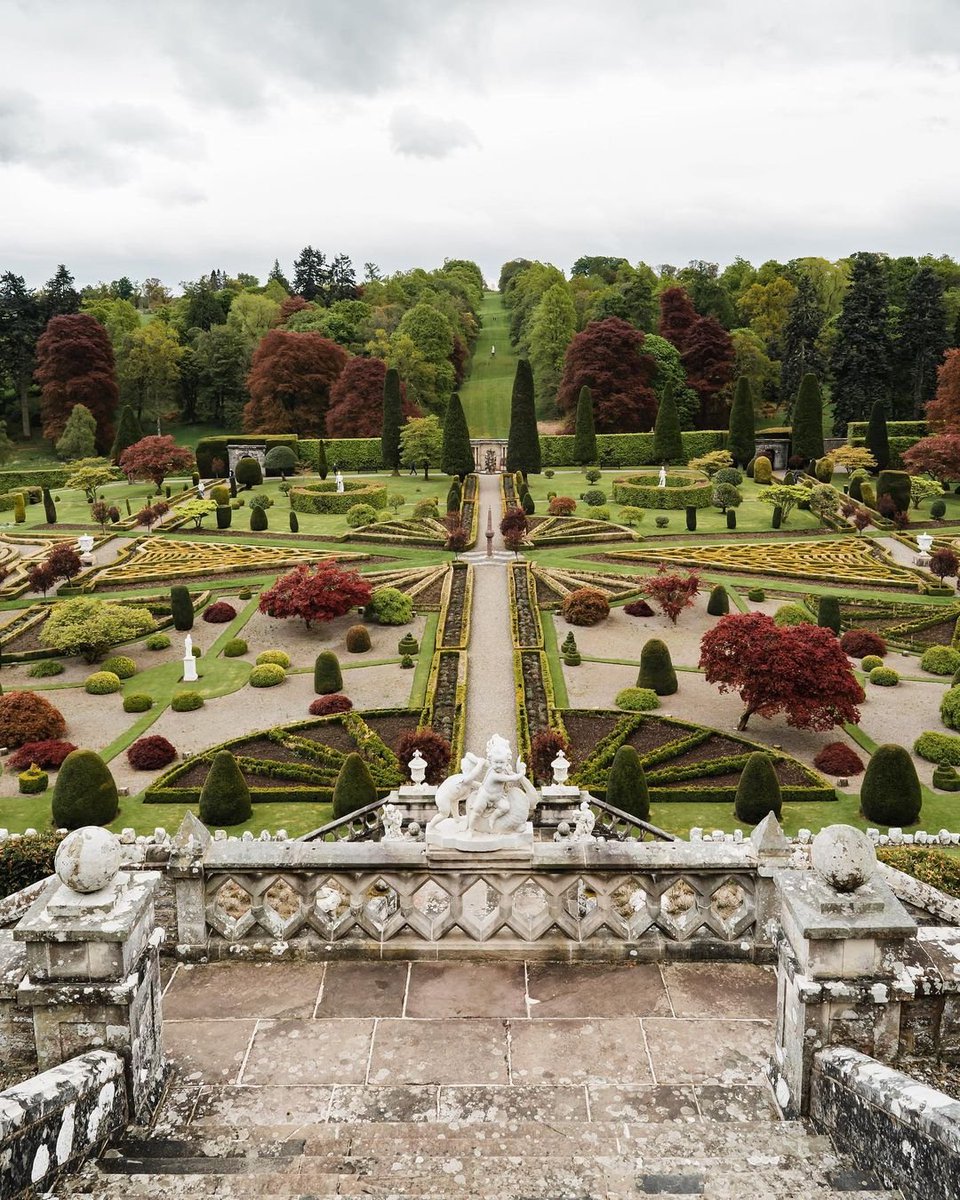 Do YOU recognise these stunning gardens? 👀
Drummond Castle Gardens have starred in many films and TV shows, known as #Scotland's most impressive formal gardens! 🌿🌸

📍 Perthshire📸 IG/traveltwo_