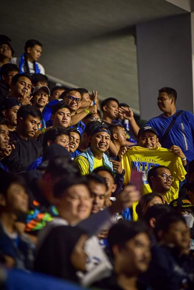 Kurang lebih 3000 orang memadati lapangan Tenis Senayan demi mendukung tim idola kita
Soal hasil emang patah hati
Tapi antusiasme kita tiada banding
Semua bersorak dan bernyanyi bersama

This Is
#InterClubIndo