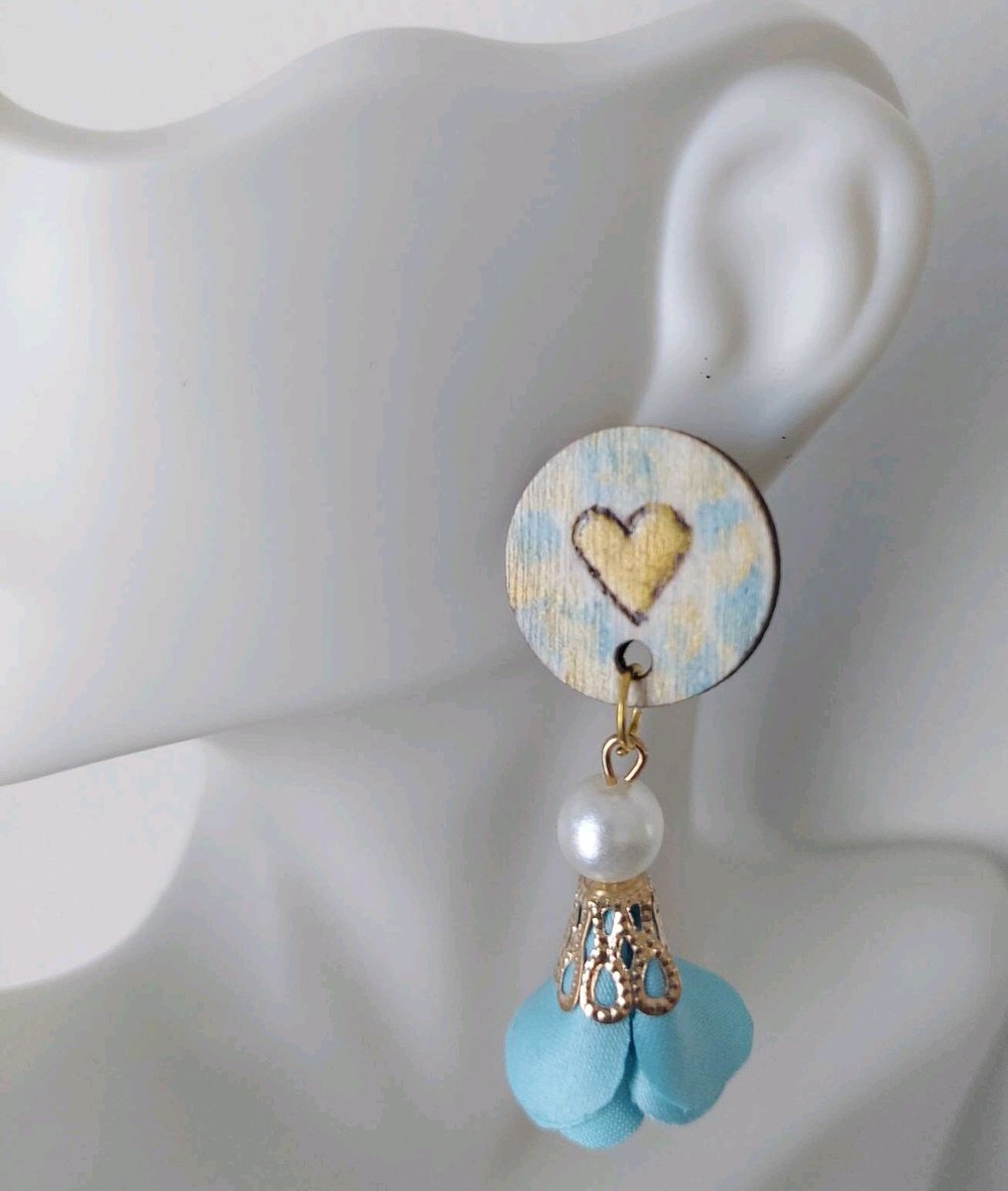 Check out these gorgeous floral love heart earrings! 💙🌸 Get these to add a romantic touch to your outfit or get them as a gift for your special someone. Get yours now from Etsy! ✨💕#HOL1980 #jewelry #etsy #florallove #heart #blue #romanticgifts #shopnow etsy.com/listing/120010…