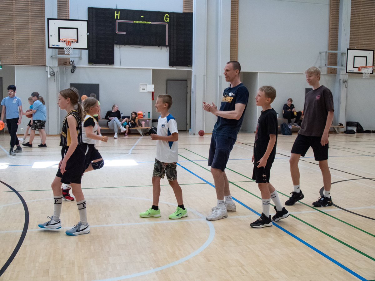 GullsBasketball's tweet image. Tänään tie vei Herttoniemenrantaan @wbpantterit leirille! 🙏🏀

Mahtavaa meininkiä, tiukkoja kysymyksiä ja tiputuskisaa oli ohjelmassa, kun Timi ja Antti vierailivat leirillä.

Kiitos WB-Pantterit ja aurinkoista loppuleiriä!☀️

#gullsnation #korisliiga #koris #korisleiri