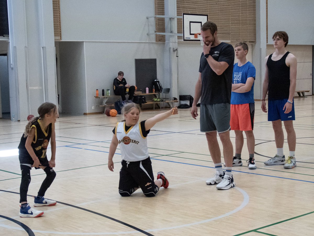 GullsBasketball's tweet image. Tänään tie vei Herttoniemenrantaan @wbpantterit leirille! 🙏🏀

Mahtavaa meininkiä, tiukkoja kysymyksiä ja tiputuskisaa oli ohjelmassa, kun Timi ja Antti vierailivat leirillä.

Kiitos WB-Pantterit ja aurinkoista loppuleiriä!☀️

#gullsnation #korisliiga #koris #korisleiri