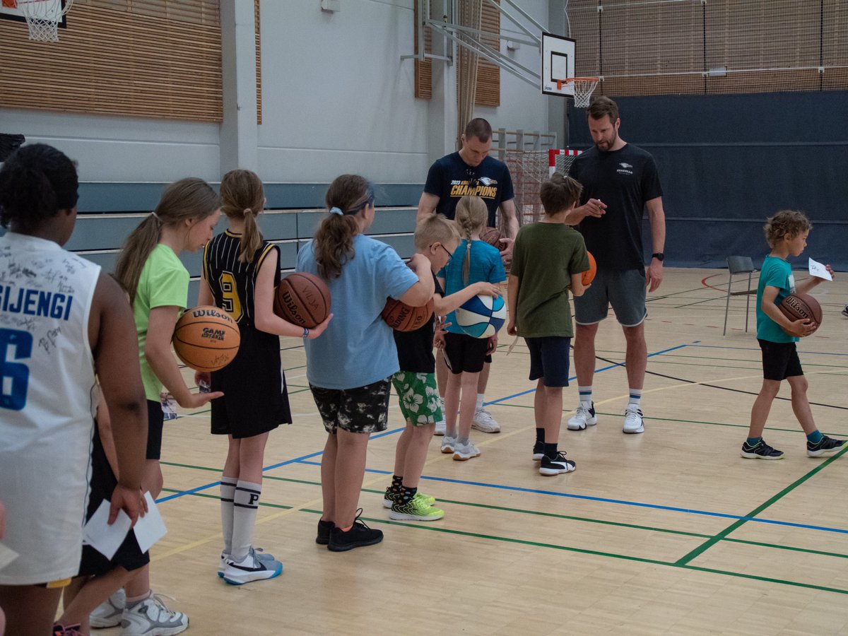 GullsBasketball's tweet image. Tänään tie vei Herttoniemenrantaan @wbpantterit leirille! 🙏🏀

Mahtavaa meininkiä, tiukkoja kysymyksiä ja tiputuskisaa oli ohjelmassa, kun Timi ja Antti vierailivat leirillä.

Kiitos WB-Pantterit ja aurinkoista loppuleiriä!☀️

#gullsnation #korisliiga #koris #korisleiri