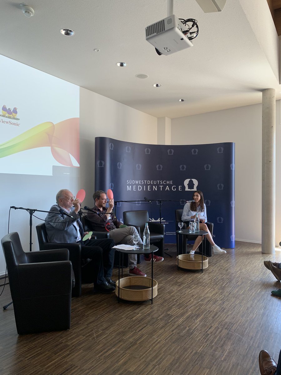 online_MM's tweet image. Über Wahrheit und Halbwahrheiten in der Presse diskutieren MM-Redakteur @PechtMarco und Andreas Valentin. Los geht die Diskussionsrunde, moderiert von MM-Volontärin Vanessa Schmidt, mit einer kleinen Abstimmung. #swdm