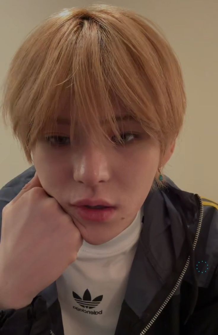 ⠀ ⠀ ⠀ 
⠀ ⠀  "พี่ต้องรู้จักหาเพื่อนเพิ่มบ้าง"

ก็ถ้าน้องสาวสุดที่รักว่ามาแบบนั้น—หวังว่าจะไม่ช้าเกินไป

#beauxbatonsth
#จะทําความรู้จักกับคนที่มารีทวิต