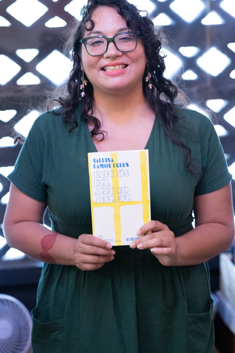 EditorialPulpo's tweet photo. El pasado sábado tuvimos la oportunidad de profundizar el diálogo de «Retornos al presente / Returning to the present» de Andrés A. Lugo Cruz traducido por Sabrina Ramos Rubén con algunos lectores que visitaron a la librería. 

📸 @j4dphotostudio 

🐙 https://t.co/PTN5J6a04b
