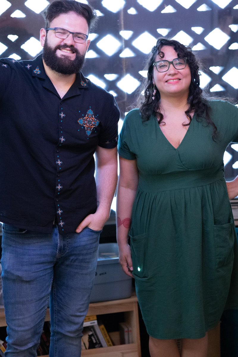 EditorialPulpo's tweet photo. El pasado sábado tuvimos la oportunidad de profundizar el diálogo de «Retornos al presente / Returning to the present» de Andrés A. Lugo Cruz traducido por Sabrina Ramos Rubén con algunos lectores que visitaron a la librería. 

📸 @j4dphotostudio 

🐙 https://t.co/PTN5J6a04b