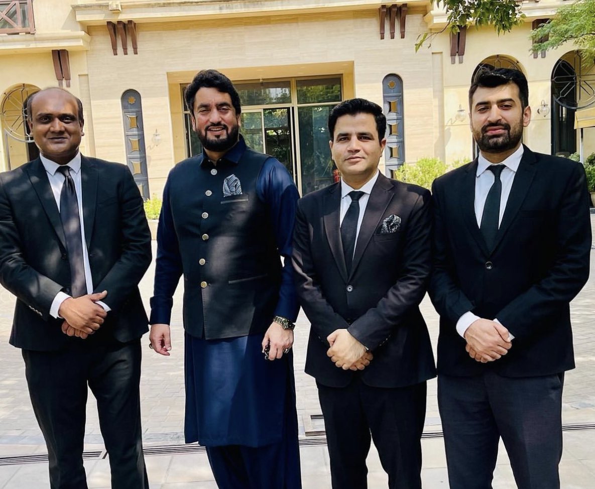 aliijazbuttar's tweet photo. @ShehryarAfridi1 بھائی سے بہت پرانا تعلق ہے لیکن تعلق مظبوط پچھلےسال 25 مئی کےبعدہواجب ہم انکے خلاف جھوٹےاور بوکس کیسز میں انکے وکیل بنےصحیح مرد کا بچہ اور غیرت مند انسان ہے ۔شہریار بھائی پر جو PTI کے لیڈرز سب سے زیادہ تنقید کرتے تھے، عمران خان کو بزدلوں کی طرح سب سے پہلے انہوں نے چھوڑالیکن بھائی چٹان کی طرح عمران خان کے ساتھ کھڑا ہے۔
آج شہریار آفریدی کے بڑے بھائی اِنتقال کرگئے، جنکا اکثر ذکر کرتے ہیں ، جنازے میں شرکت تو دور کی بات جنازے کے بعد شہریار آفریدی کے کزن امان آفریدی کو بھی گِرفتار کرلیا گیا، امان آفریدی کے پیچھے تھانے جانے والے 2 اور لوگ بھی وہیں گِرفتار کر لیا ، حکومت بے حسی، سنگدلی کی ہر حد پار کرلی گئی ہے۔۔!!