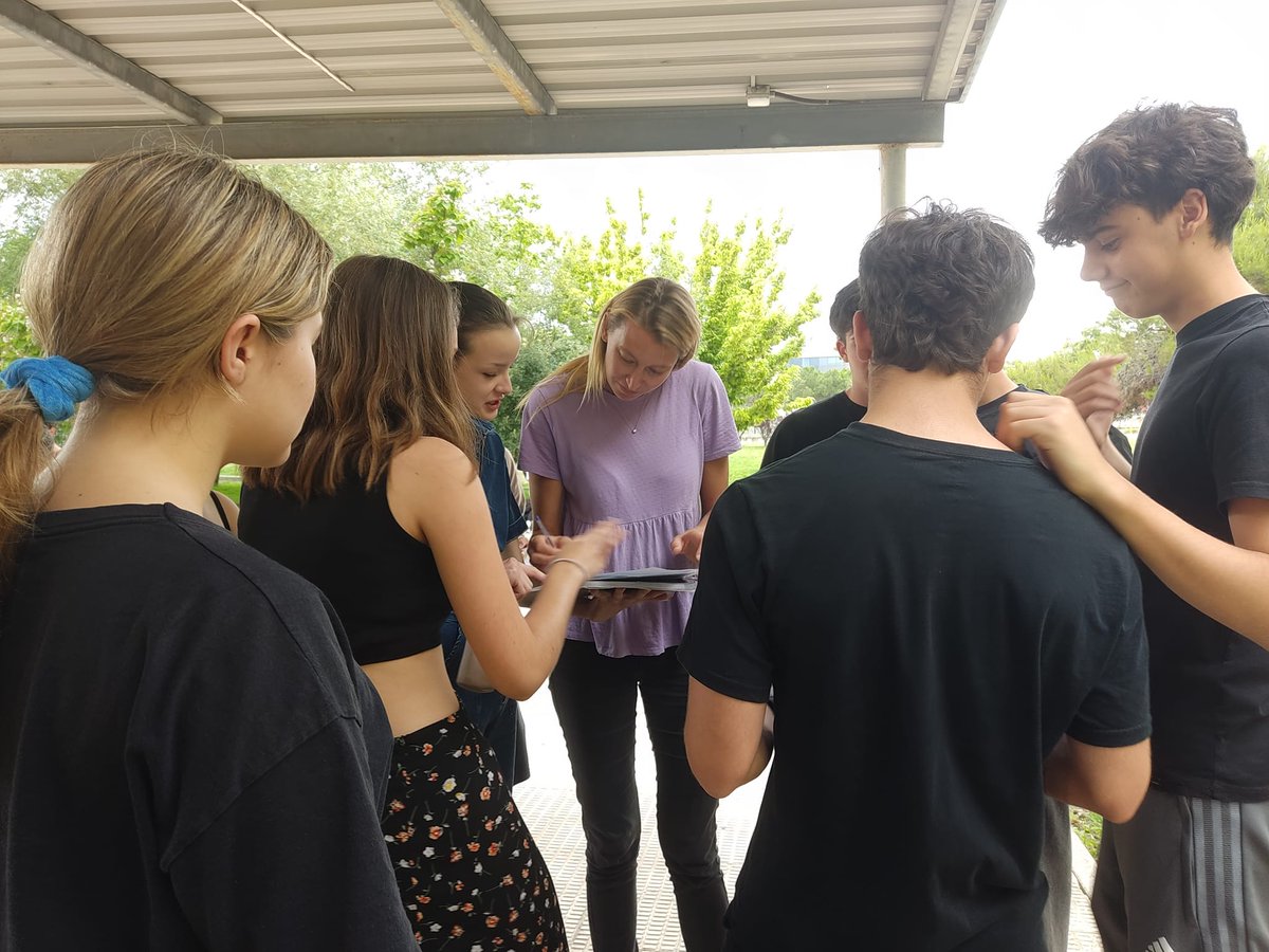 Hoy nuestros alumnos de 4° ESO de Inglés han realizado unas actividades al aire libre aprovechando los últimos días de nuestras "conversation assistants". Gracias a Sayre por organizar estás actividades tan amenas.