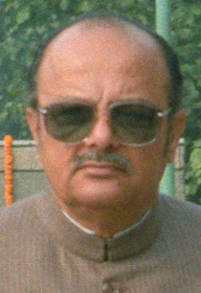Profdilipmandal's tweet photo. भारत में संविधान का लागू होना सबसे बड़ी क्रांति है। उसके बाद की दो बड़ी सामाजिक क्रांतियाँ वीपी सिंह और अर्जुन सिंह के नाम है। कलम की एक नोंक से उन्होंने करोड़ों ओबीसी को सरकारी नौकरियों (1990) और यूनिवर्सिटी (2006) तक पहुँचा दिया। 

लोकतंत्र से कुछ न मिलने का जो भाव ओबीसी में आ रहा था और इसकी वजह से जो सामाजिक अशांति आ रही थी, उसका समाधान इस तरह हुआ। लोकतंत्र बच गया। 

वो वक्त भी आएगा, जब लोग समझ पाएँगे कि करोड़ों लोगों का नया मिडिल क्लास बनाकर उन्होंने कितना बड़ा काम किया है। भारत के विकास का ये एक ज़रूरी काम था।