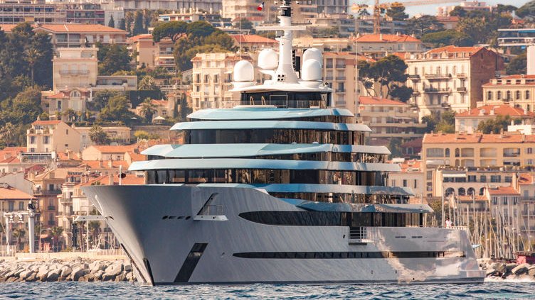 attac_fr's tweet photo. Dernières lubie sur les super-yachts : les douches.
Elles ont des pommeaux de la taille d'un capot de voiture, consomment 45L d'eau (voire de champagne) par minute et coûtent 18K€.

Au même moment, @OlivierBabeau :
"C'est très compliqué de distinguer le luxe et l'essentiel" https://t.co/IKq0D9tl9H