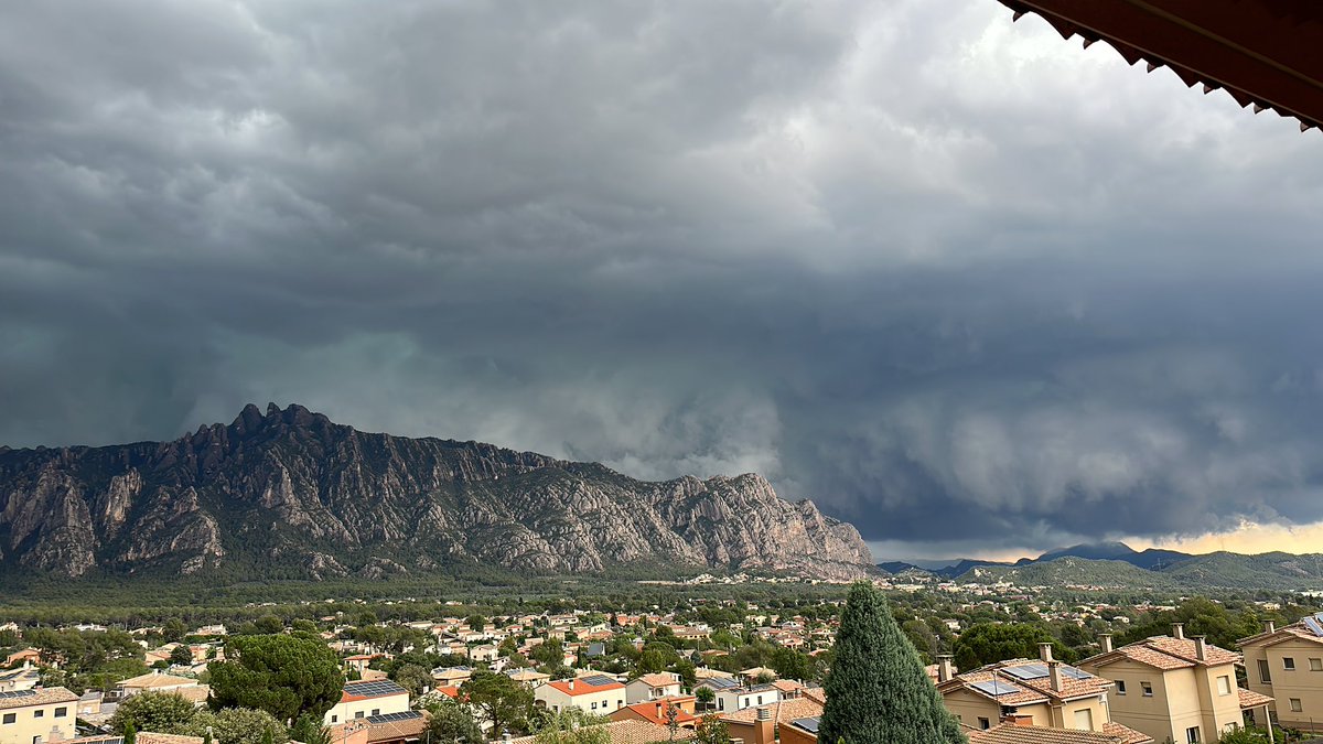manusponja's tweet photo. Tempesta vista des-de Collbató @MeteoSAB @LAMETEODELBAIX @btveltemps @eltempsTV3 @SoniaPapell @marcosamores https://t.co/AlXLEz9s1f