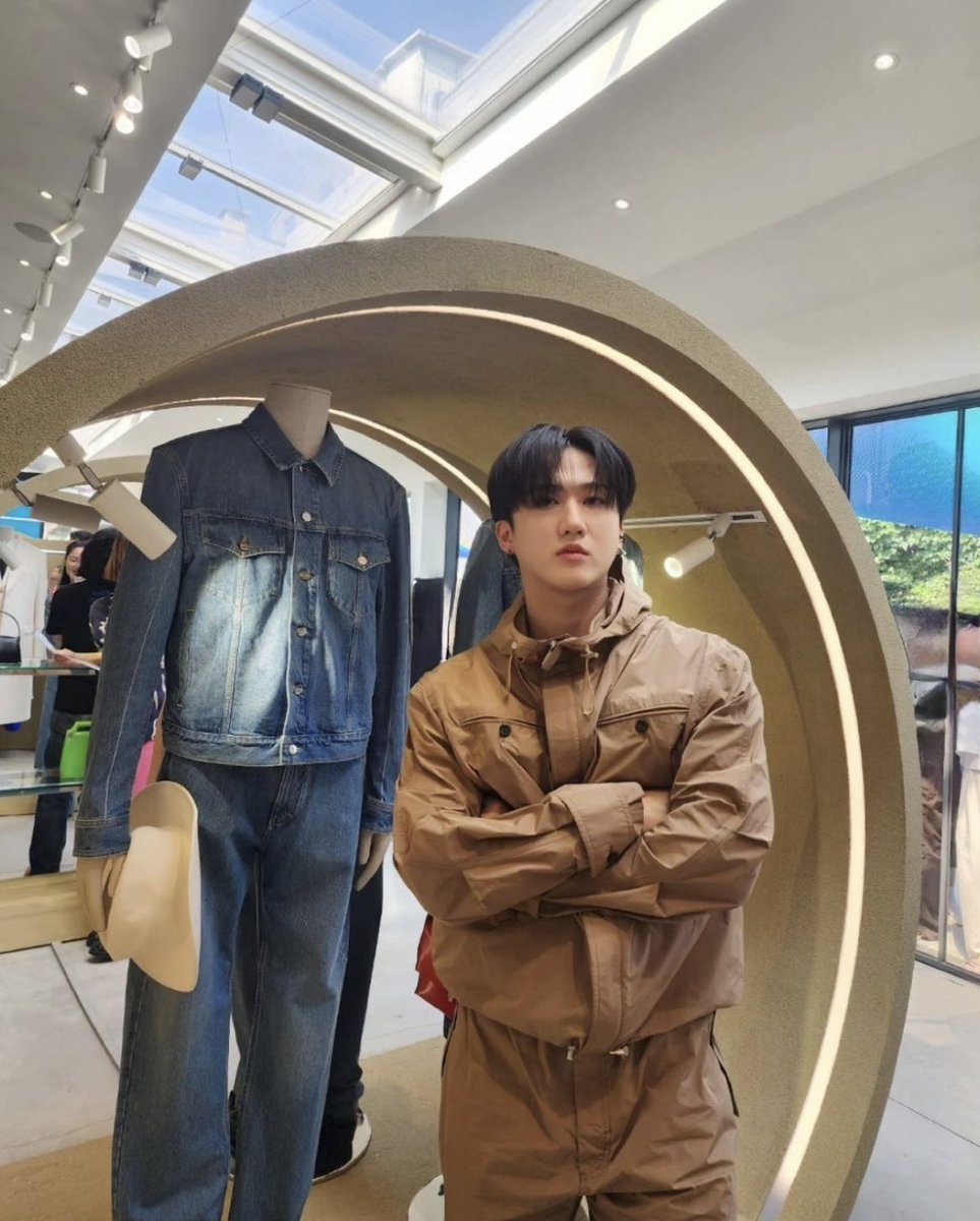 stayspedia_id's tweet photo. [IG] 230613 | @/realstraykids
#Changbin Instagram Update 

“Aku menikmati ferragamo 2023 pre-fall collection pop up store di seongsu-dong terimakasih >< 
#/iklan #/straykids #/stay #/🐖🐇 #/FERRAGAMOPF23”

🔗 https://t.co/2kkpRDyUyF

@Stray_Kids #StrayKids 
#스트레이키즈 🧀 https://t.co/coPxtv0VvB