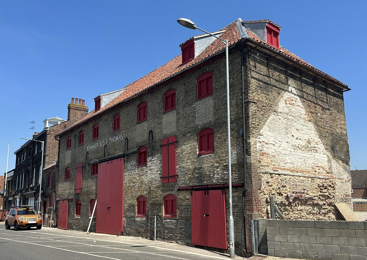 🚶 Lingering in Lynn” 13a
#KingsLynn #TheFens #Norfolk

Difference a year makes -

Sommerfeld & Thomas -
Mid 18th C warehouse -buff brick, stone sills & pantiles

• 1768 - Thomas Bagge, nearby brewery
• 1820 - warehouses, malting office, granaries & offices 
• 2023 - conserved