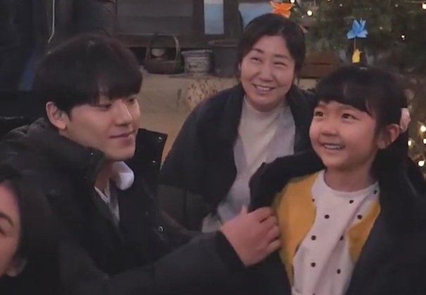 lido_ldh's tweet photo. 예진이 옷 여매주는거 봐ㅠㅠ 눈에서 꿀 떨어짐😢 아빠 그 자체.. https://t.co/82P2LWW1NS