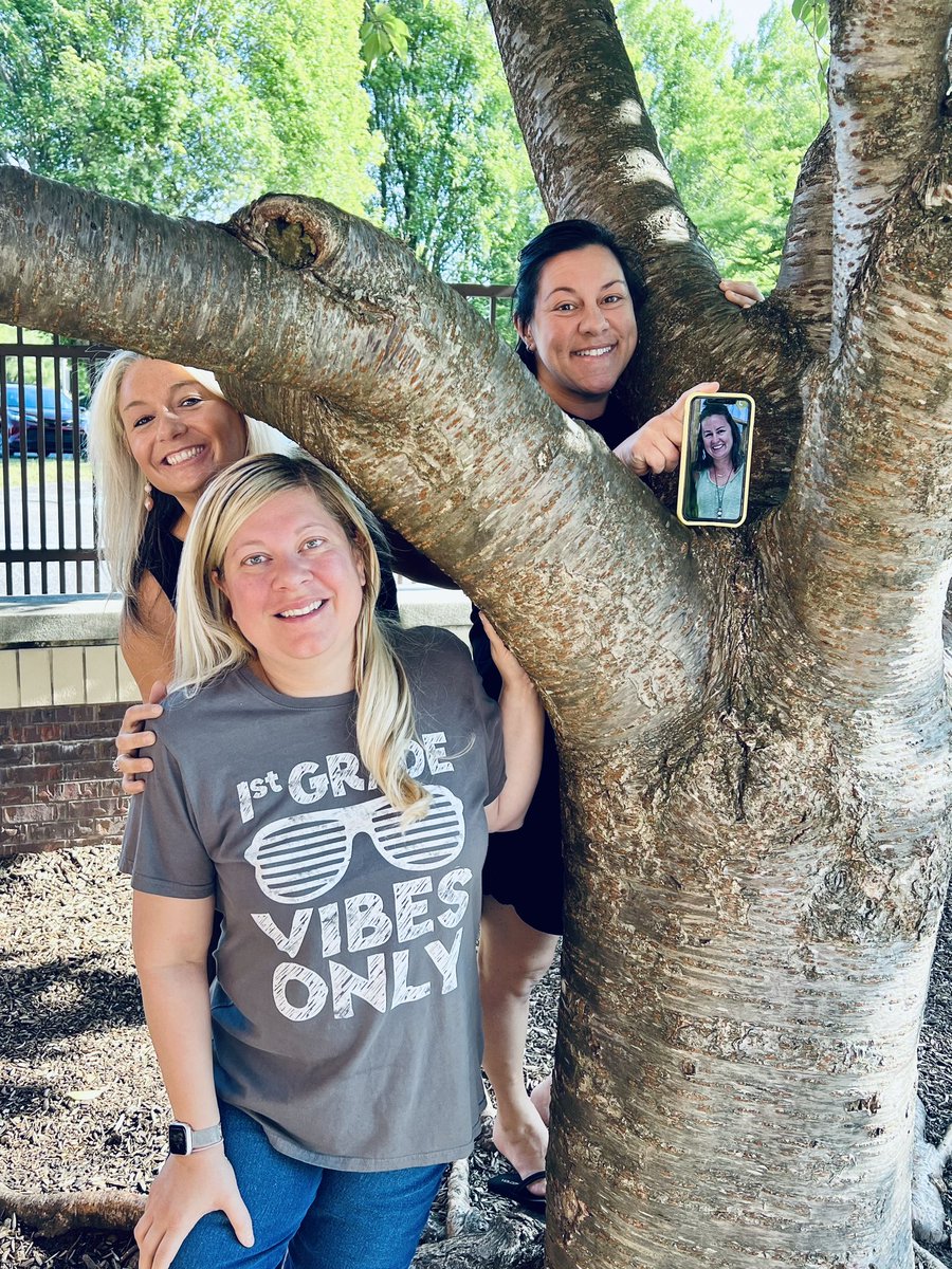 Happy last day of school!!!!!! 
Annual end of year team photo
with our best pal out on Mommy duty 👶🏻👶🏻🩵🩵 <a href="/SWSelem/">John Meanix</a>