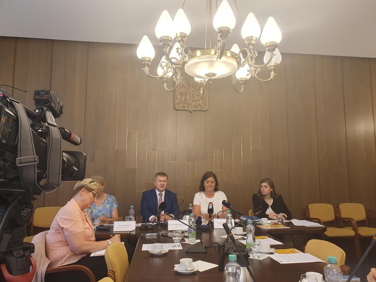 Akademie věd ČR (@akademie_ved_cr) on Twitter photo <a href="/MinFinCZ/">Ministerstvo financí ČR</a> <a href="/H_Langsadlova/">Helena Langšádlová</a> 💬 „Pokles podpory vědy a výzkumu v ČR by ve svých důsledcích vedl ke snížení personální stability a mohl vést k odlivu špičkových mozků, do jejichž vzdělání a výzkumu vložil stát významné finanční prostředky, do zahraničí," upozorňuje první místopředseda #RVVI Jiří Homola. <a href="/MinFinCZ/">Ministerstvo financí ČR</a> <a href="/H_Langsadlova/">Helena Langšádlová</a> 💬 „Pokles podpory vědy a výzkumu v ČR by ve svých důsledcích vedl ke snížení personální stability a mohl vést k odlivu špičkových mozků, do jejichž vzdělání a výzkumu vložil stát významné finanční prostředky, do zahraničí," upozorňuje první místopředseda #RVVI Jiří Homola.