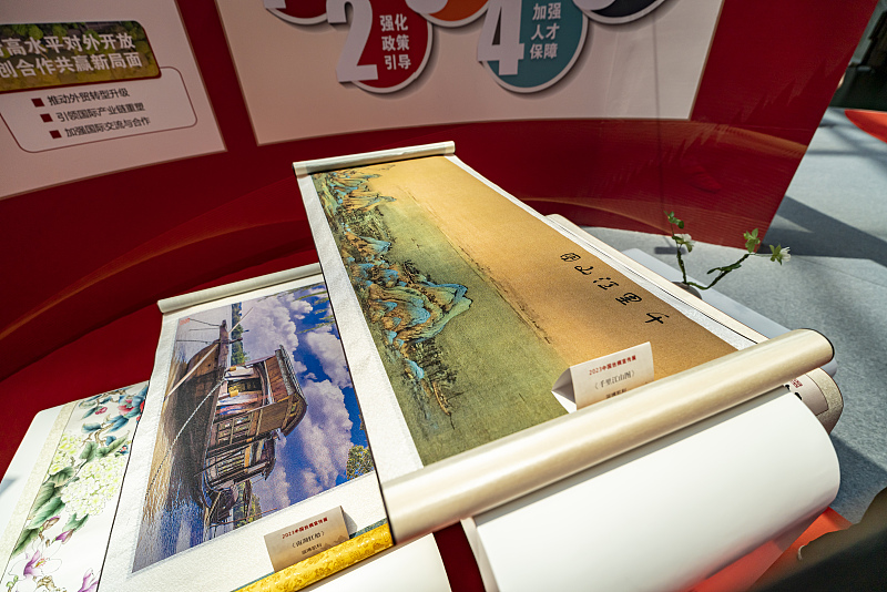 exposinchina's tweet image. 🎉The China International Silk Expo, held in @hangzhoufeel, showcased China's #intangibleculturalheritage that included #ShuEmbroidery and #SongBrocade.

👍It also featured the latest technology such as the integration of #AI and silk. @izhejiang #Hangzhou #ChineseCulture