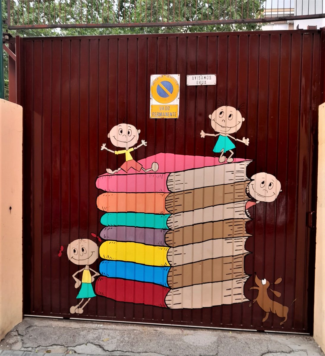 UdcChamartin's tweet photo. Hoy terminamos estas ilustraciones tan bonitas en dos de las puertas del @CEIPLUISBELLO, dando alegría y color a este centro escolar😊📷@AsocElOlivar @MADRID @JMDChamartin @UdcChamartin https://t.co/Kk35JBxTwq
