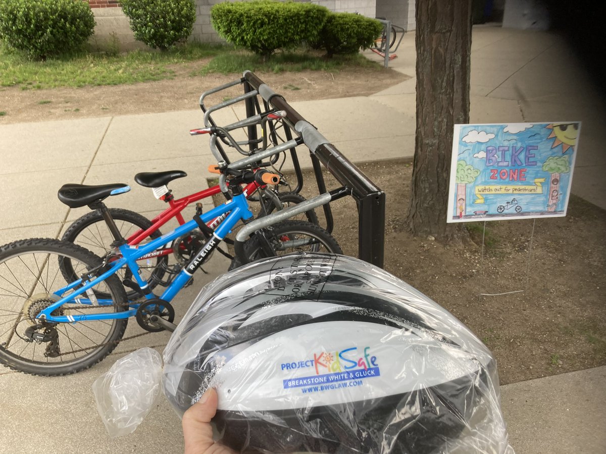 SafeRoutes_MA's tweet photo. Shoutout to Hardy Elementary of @ArlingtonMAPS
for celebrating their #CrossingGuard Linda at the @massdot #srts awards ceremony! Thanks for promoting safety by displaying yard signs & requesting helmets courtesy of @bwglawboston & #ProjectKidSafe. @ArlingtonMAPD @MassDOTSafety https://t.co/wG5Iv7BDPQ