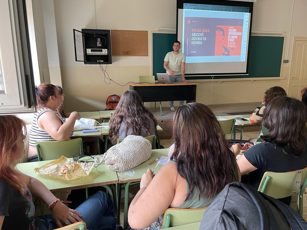 insmariustorres's tweet photo. Avui ha vingut el Marcel Carbó a fer una masterclass de com fer un curtmetratge en 72 h. 

És un dels membres del comité organitzador de la 1a edició del festival de cinema d’Àger. 

@SilendumFilms Gràcies! https://t.co/jqFZTOBUZD