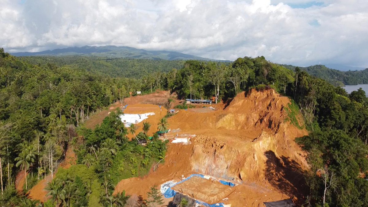 Di pulau kecil Sangihe, tambang ilegal dibiarkan beroperasi, tanpa penegakan hukum. <a href="/SaveSangihe/">Save Sangihe Island (SSI)</a> berulang kali mendesak dan melaporkan ke pemerintah dan aparat, namun di lapangan, operasi terus berjalan. 

Pada Mei kemarin, tim dari @PolhukamRI <a href="/mohmahfudmd/">Mahfud MD</a> ke lokasi. Apa yang