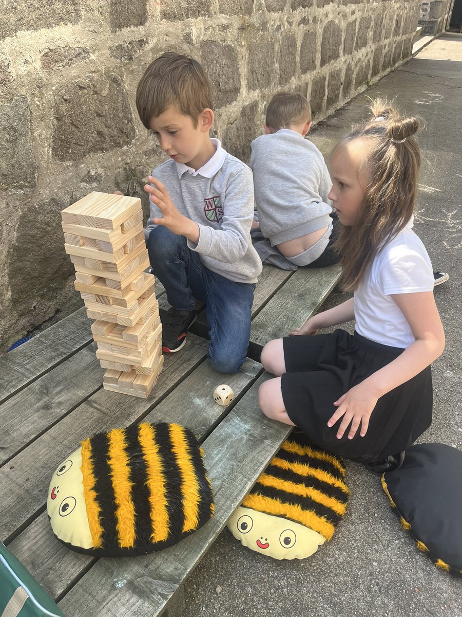 MissBruce00's tweet photo. Outdoor learning, measuring our pulses for Healthy body work, capacity in the water test, music making and building for Heakthy minds. @woodside_school  @VLWoodside @WoodsideRRS https://t.co/Hv1voWh1f0