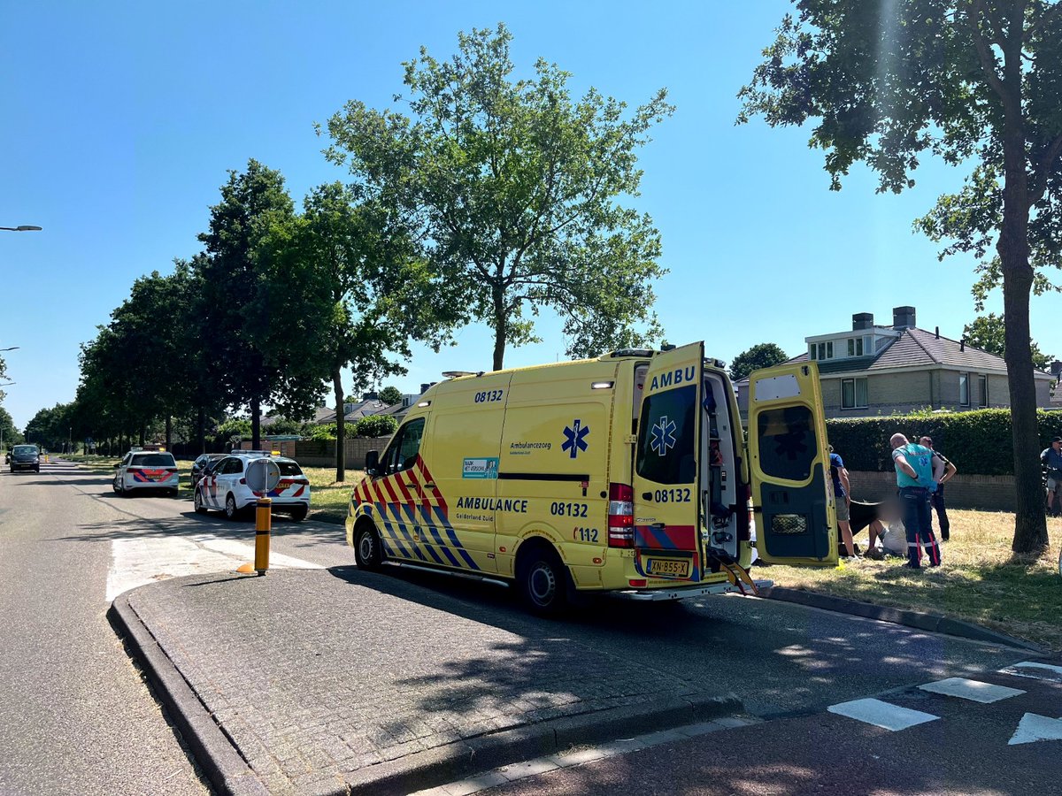 Fietsster en auto botsen op rotonde in Tiel - gelrenieuws.nl/2023/06/fietss…