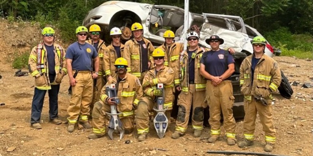 CityofFairfaxFD's tweet photo. 🎉 Congrats to our six members who conquered rescue engine school with flying colors this year! 🚒 Watch out, world; they are #ReadyToRescue! 💪 #jawsoflife #RE433 @CityofFairfaxVA https://t.co/Tg2CsXBqZl