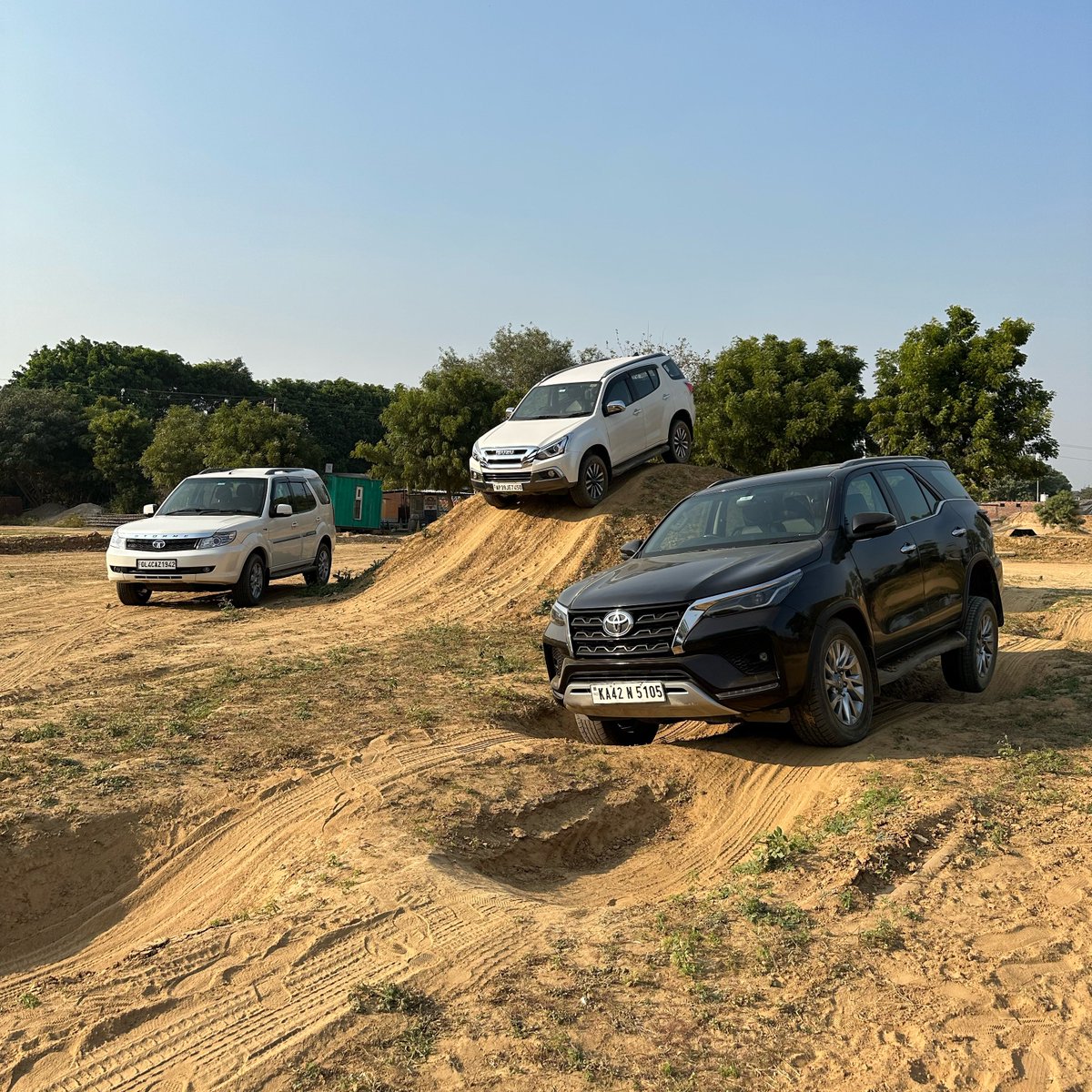 Which one of these beasts would you pick?

#TataSafari #IsuzuMUX #ToyotaFortuner