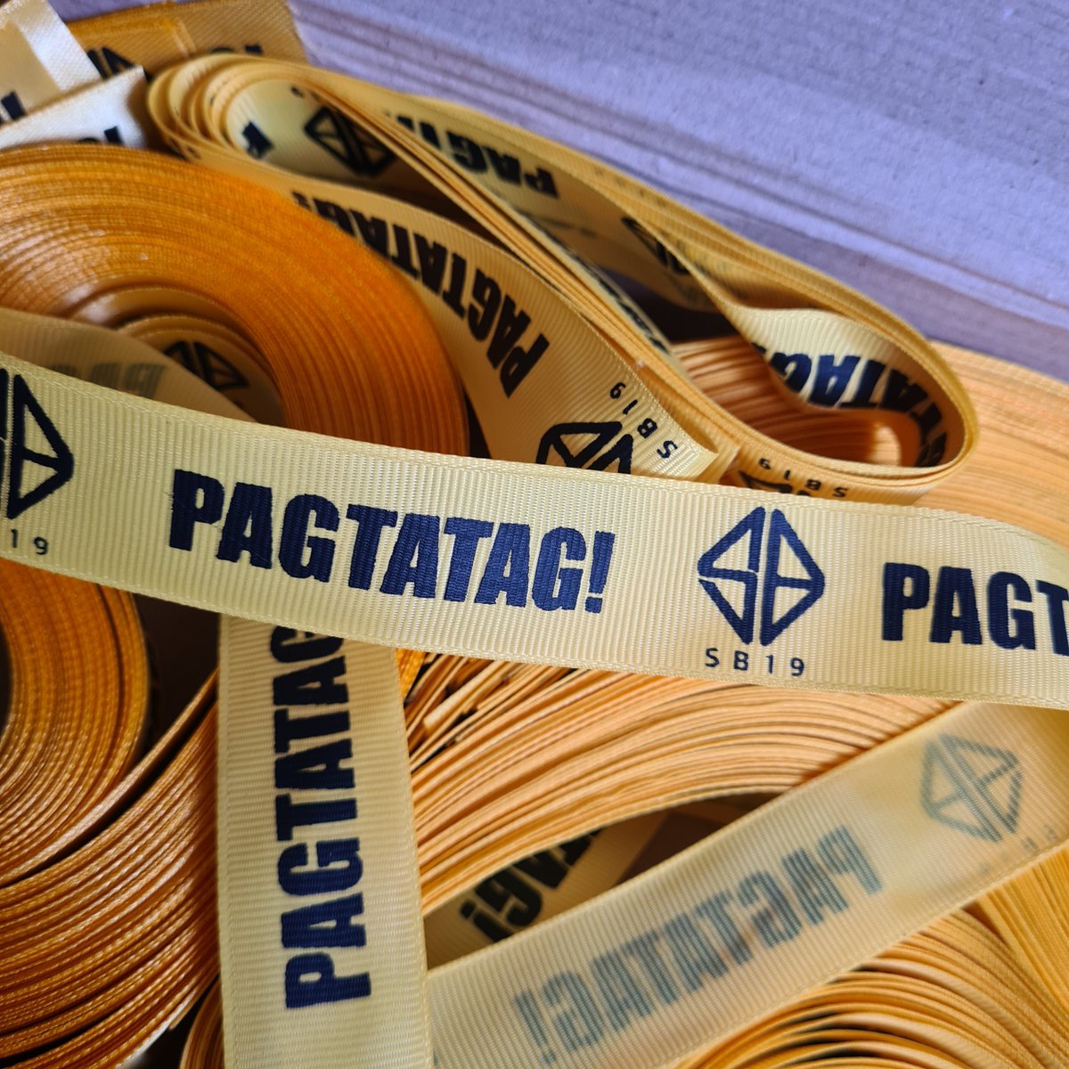 onewshiiii's tweet photo. Kala ko drawing lang to eh xD
Pero ready na ang onting pa freebie namin ni Ate @Shaymayim_ ^^

Very limited nga lang >.<
Satin ribbon with Pagtatag and SB19 n logo print.
Pwedeng wrist/arm/headband sa con ^^

See you~~~ https://t.co/8RUZeld0Jh