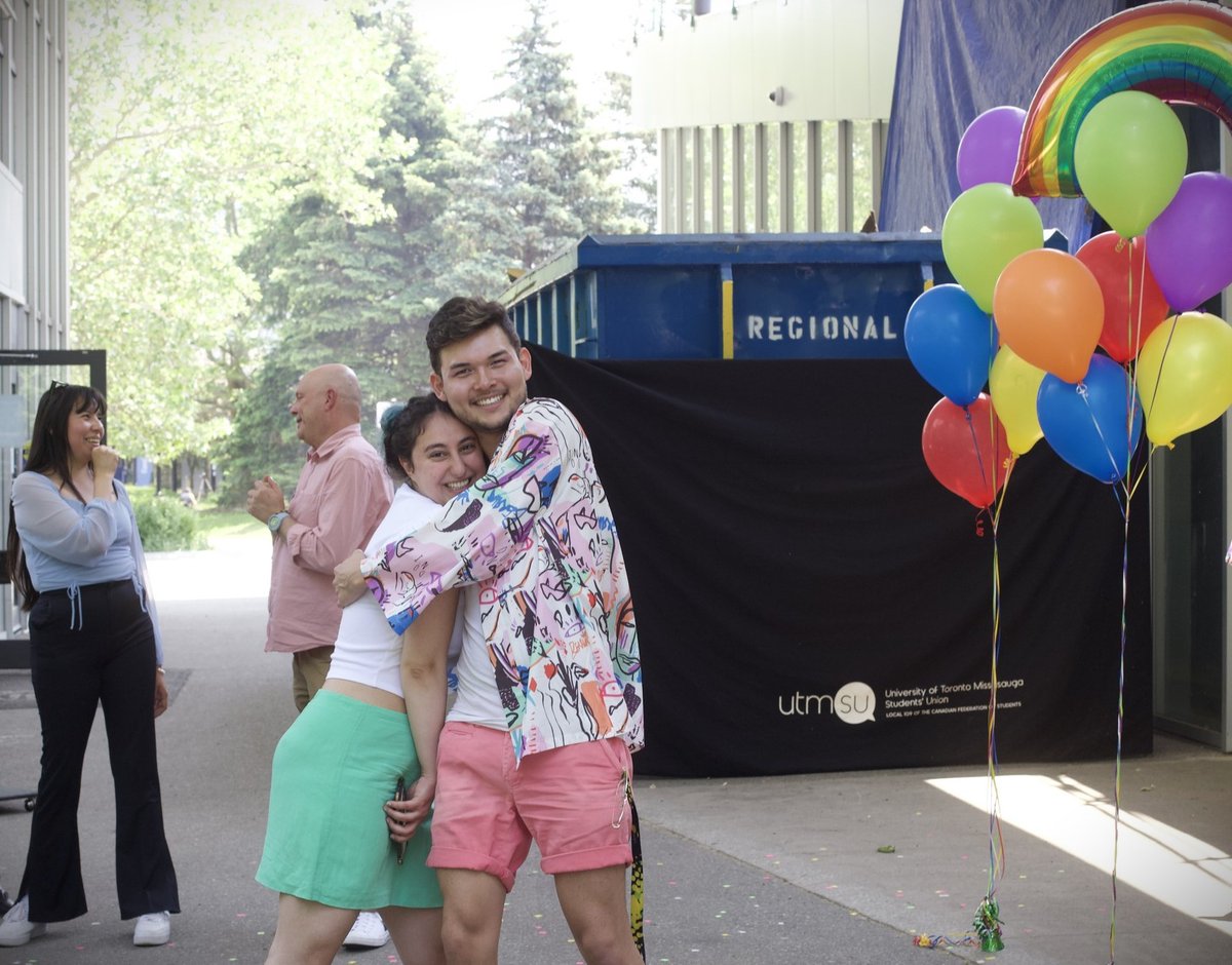 UTM's tweet image. It's time to #DisplayYourPride! 
Show your pride during today's annual tri-campus #PrideMonth event. 
Don't forget to tag us or share your photos and videos via email: positivespace.utoronto.ca/display-your-p…

#UofTPride #UTM