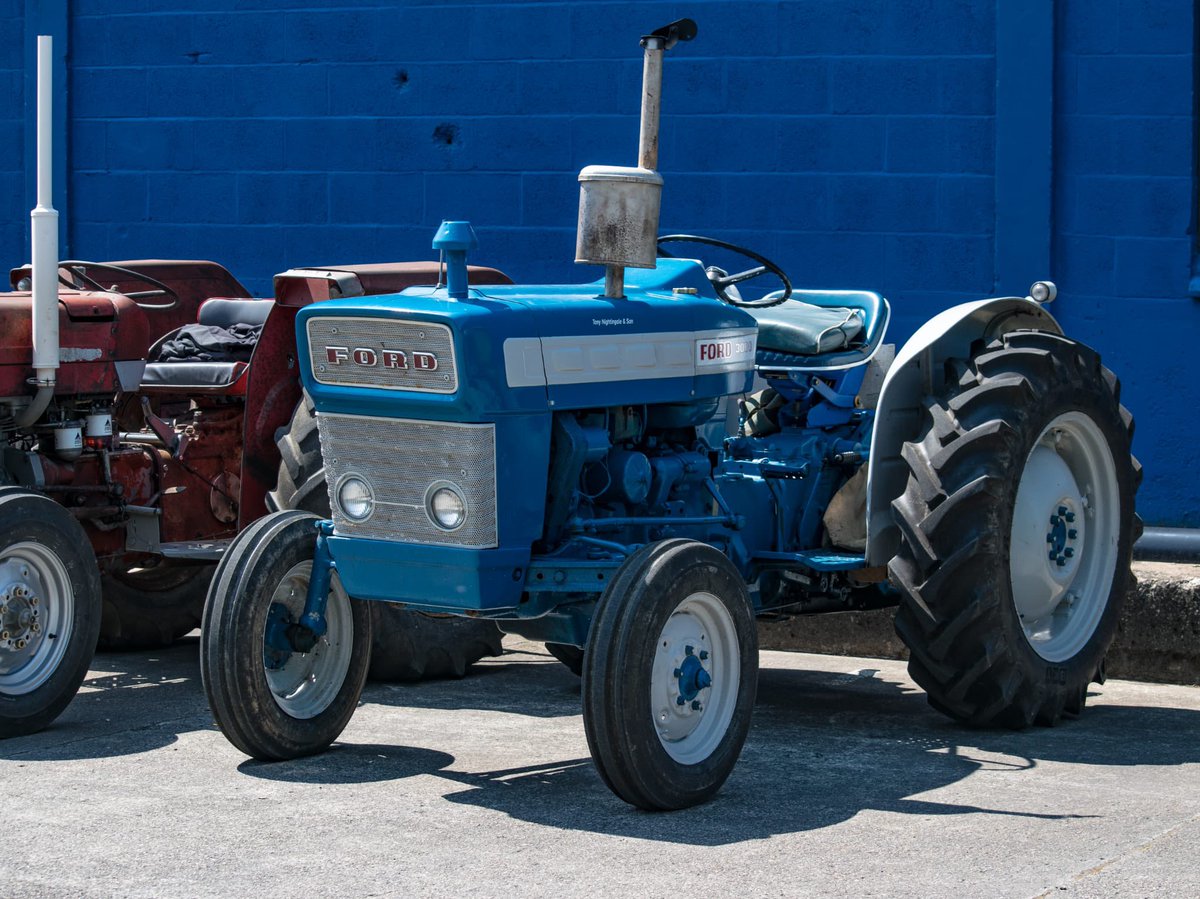 🚜 A different group in today!

These vintage open cab #tractors are visiting #Derbyshire having travelled from #Lincolnshire.

They’re touring the area on their tractors visiting local places for 4 days, including the mines and cattlemarket at #Bakewell…