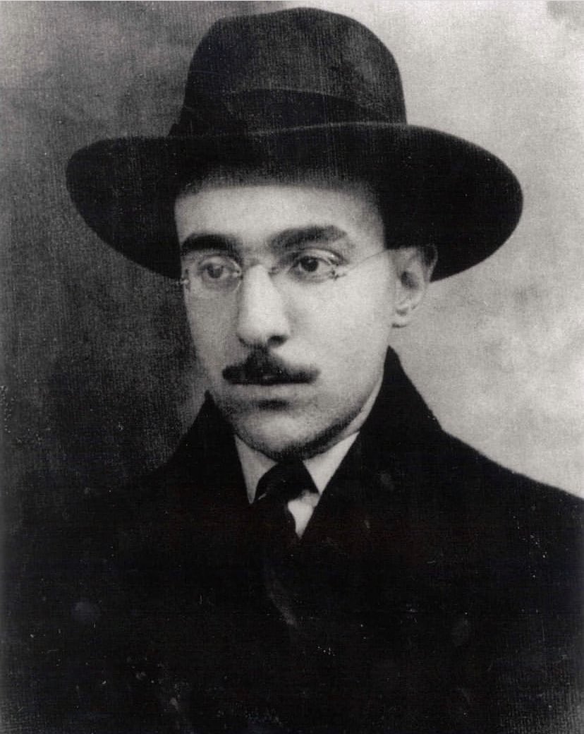 Un dia com avui de 1888 va néixer Fernando Pessoa, un dels més grans poetes i escriptors del s.XX.
Va signar la seva obra amb diversos noms, desdoblant-se en diverses personalitats, conegudes com a heterònims. 
#fernandopessoa #poesia #totisoler #musica 
open.spotify.com/track/7bxAs6s2…