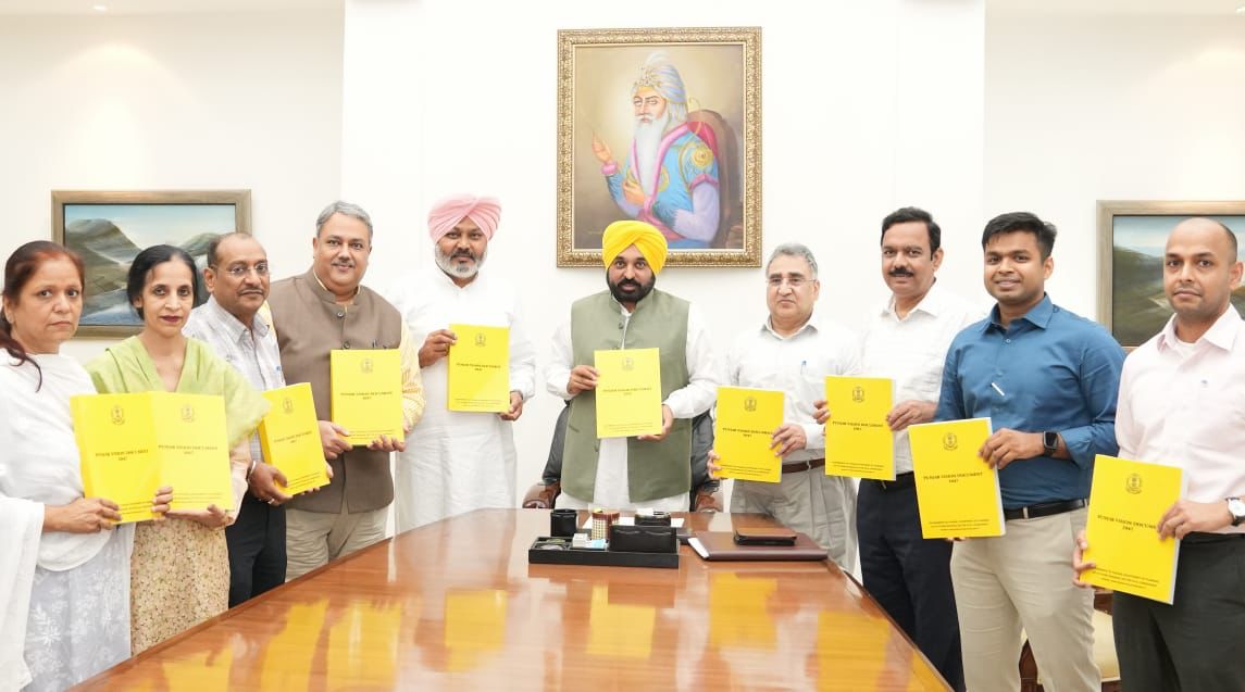BhagwantMann's tweet photo. ਪੰਜਾਬ ਸਰਕਾਰ ਦੇ ਪਲਾਨਿੰਗ ਵਿਭਾਗ ਵੱਲੋਂ 'ਪੰਜਾਬ ਵਿਜ਼ਨ ਦਸਤਾਵੇਜ਼ 2047' ਤਿਆਰ ਕੀਤਾ ਗਿਆ ਹੈ...ਜਿਸ ਵਿੱਚ ਅਗਲੇ 25 ਸਾਲਾਂ 'ਚ ਪੰਜਾਬ ਨੂੰ ਅੱਗੇ ਲੈਕੇ ਜਾਣ ਦੀ ਵਿਉਂਤਬੰਦੀ ਦੱਸੀ ਗਈ ਹੈ...
ਅੱਜ ਮੈਂ ਇਸ ਅਗਾਂਹਵਧੂ ਦਸਤਾਵੇਜ਼ ਨੂੰ ਜਾਰੀ ਕੀਤਾ...ਪੰਜਾਬ ਨੂੰ ਵਿਕਾਸ ਦੀਆਂ ਲੀਹਾਂ 'ਤੇ ਲੈਕੇ ਜਾ ਰਹੇ ਹਾਂ...ਰੰਗਲੇ ਪੰਜਾਬ ਵੱਲ ਵਧ ਰਹੇ ਹਾਂ...