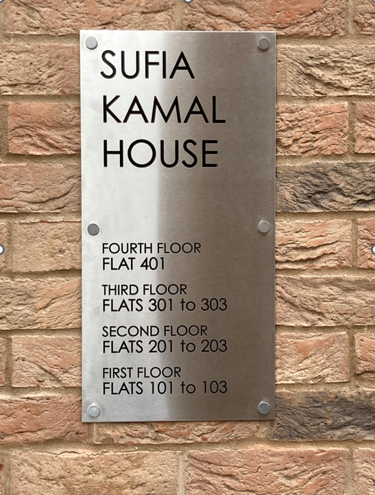 Just bumped into a constituent who, after years in overcrowded #TemporaryAccommodation, has been offered the tenancy of one of these new council homes at #SufiaKamalHouse commissioned by @TH_Labour when John Biggs was Mayor + funded by @MayorofLondon @SadiqKhan. #BuildingHope 👏