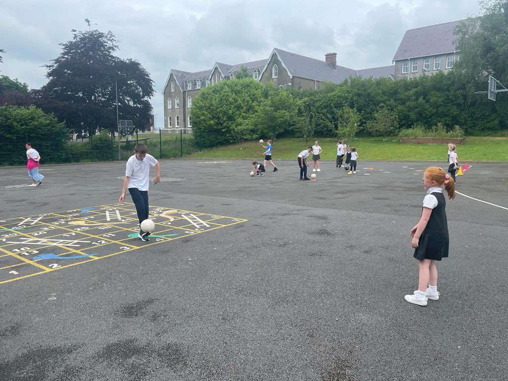 Rang 6 were doing football skills with Rang 1 @cnmbshligigh @cnambnaisiunta #allianzcumannnambunscolweek23