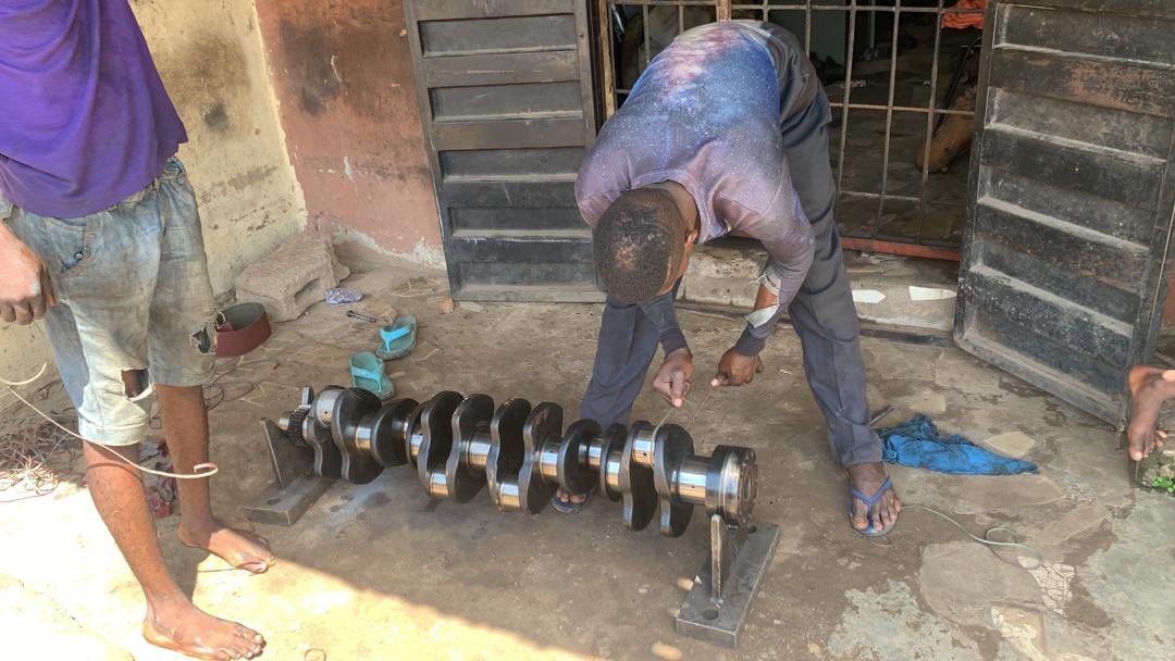 My dad cuts crankshafts into different sizes and Rebour engine blocks

Ibadan📍