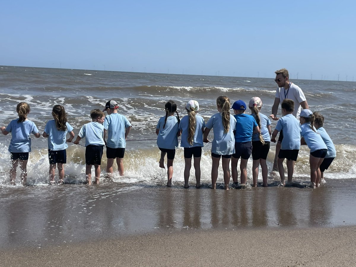 Oh we do like to be beside the seaside  🌊 <a href="/Sturtonhead/">Mark Elliott</a>  #sturtonrocks