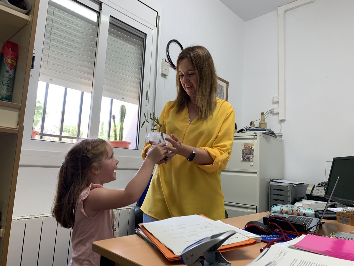 Nos llevamos un trocito de #huertoescolar a casa. #regalanaturaleza 🪴❤️🎁