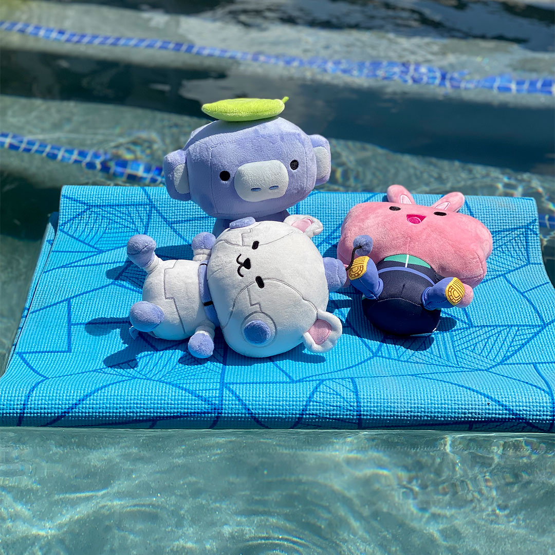 discord_fr's tweet photo. Les 3 peluches Discord sont au prix de 2 !  (Le gars du merch vient de nous donner le plan 🐀) 

Prêts pour des vacances avec Wumpus, Nelly et Mallow ? ☀️Choppez le pack de peluches spécial anniversaire : https://t.co/PWOJUv5xgc https://t.co/UkI1gyYtOx