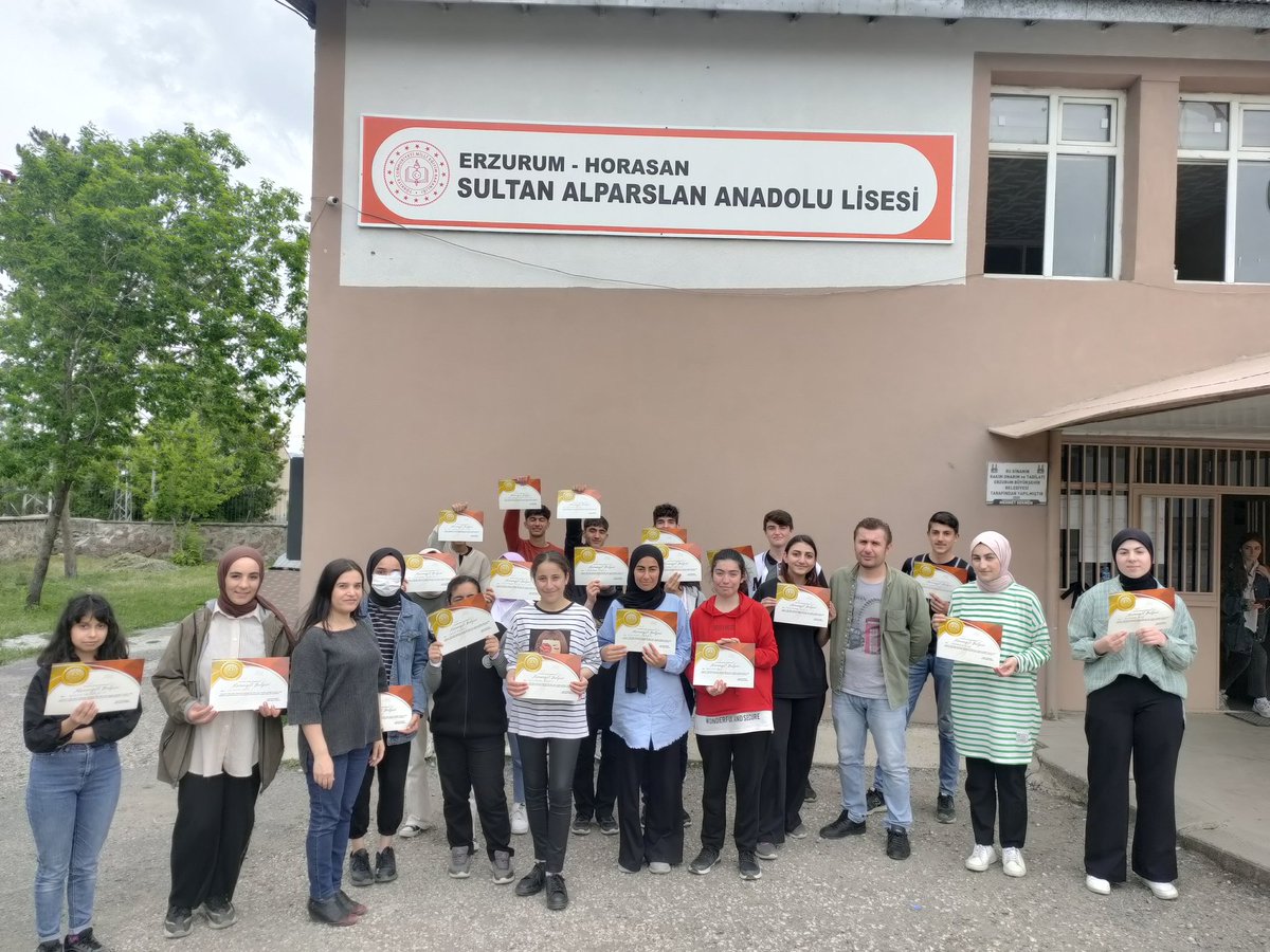 SAAL2019's tweet photo. ERBAP kapsamında yürütülen ve okullarımızda 3 yıldır devam eden Erzurum Kitap Akademisi'nin ilk mezunlarını verdik.Emegi geçen herkese teşekkür ederiz. @Erzurum_Mem @skaygusuz @s__karakurt @horasanmem25 @yunusbayrak25 https://t.co/ZOwCA5sCtD
