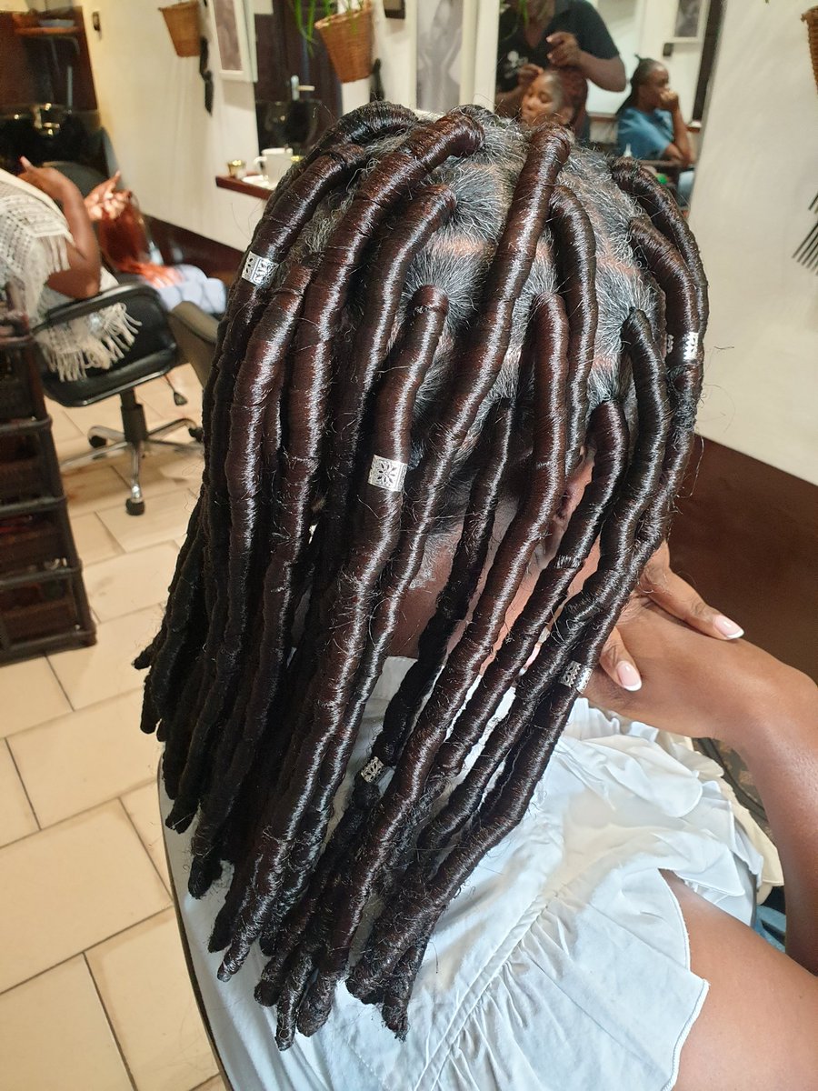 ebonyhair237's tweet image. Faux locs...

#fauxlocs #ebonyhaircare #douala #yaounde #naturalhairstyles #révélezlanaturequiestenvous