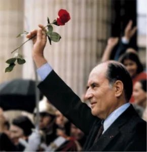 #CeJourLà #13Juin1971  #haiku
Au troisième jour 
Jardinier cueille la rose
Rouge d’#Épinay