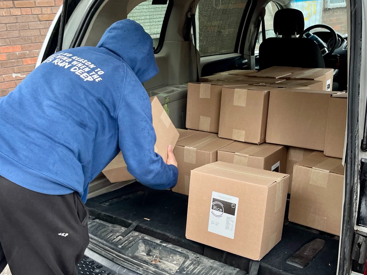 Officer Gabriel Kuok (@kuokster) on Twitter photo When <a href="/AlexPark_CC/">Alexandra Park Community Centre</a> reach out to <a href="/TPS14Div/">14 Division🇨🇦🚔</a> NCOs because their food supply is at all time low.
Our partner <a href="/globalmedicdmgf/">GlobalMedic</a> steps up and fill their shelves with 800kg of essential food to make sure no families in our community go hungry tonight. 💙🙏 When <a href="/AlexPark_CC/">Alexandra Park Community Centre</a> reach out to <a href="/TPS14Div/">14 Division🇨🇦🚔</a> NCOs because their food supply is at all time low.
Our partner <a href="/globalmedicdmgf/">GlobalMedic</a> steps up and fill their shelves with 800kg of essential food to make sure no families in our community go hungry tonight. 💙🙏